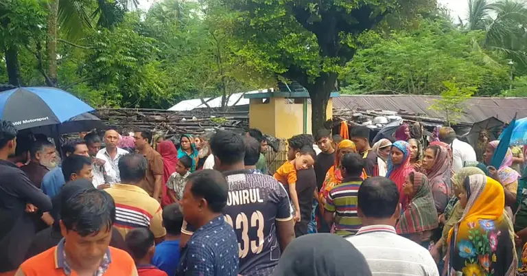 বিদ্যুৎস্পৃষ্টে দম্পতি নিহত হওয়ার পর এলাকাবাসীর অবস্থান